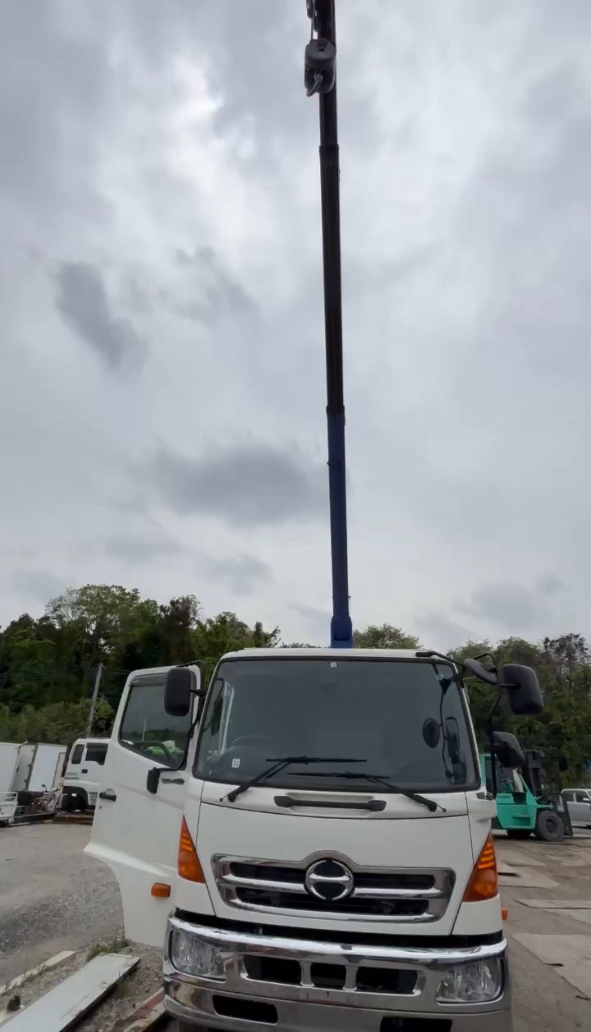 HINO Ranger J05E 3 section crane